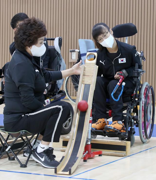 최예진이 어머니 문우영씨와 함께 보치아 장비를 살펴보고 있다. 대한장애인체육회 제공