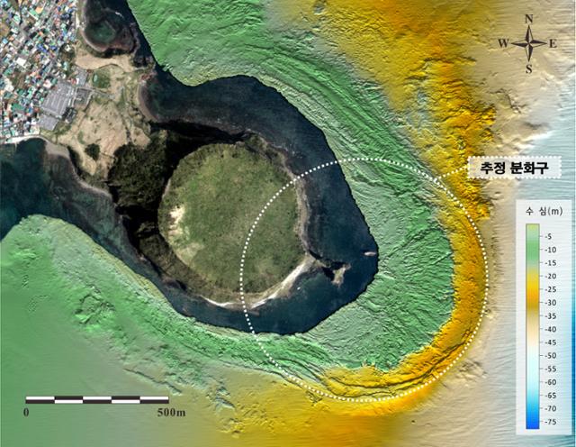 제주 성산일출봉 동남쪽 약 500m 떨어진 수심 10m 해저면에서 원형 분화구 흔적(점선)이 발견됐다. 제주 세계유산본부 제공