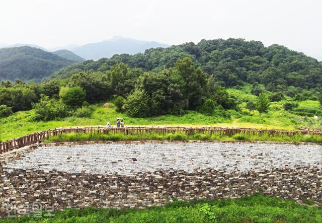 고모산성 남문 부근 성곽. 높이 약 8m로 남아 있던 석축과 복원한 흔적이 뚜렷하게 구분된다.