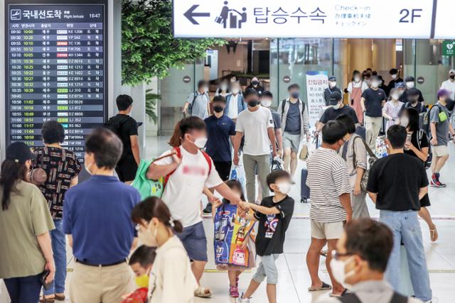 광복절 연휴 마지막 날인 16일 서울 강서구 김포공항 국내선 입국장이 여름 휴가를 마치고 돌아오는 여행객들로 붐비고 있다. 뉴스1