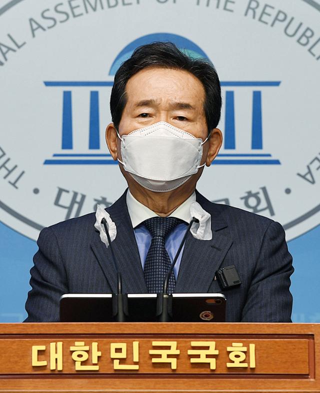 정세균 전 국무총리가 17일 국회 소통관에서 현금 사용액 제한, 디지털화폐 발행 등 화폐개혁 추진 기자회견을 하고 있다. 공동취재사진