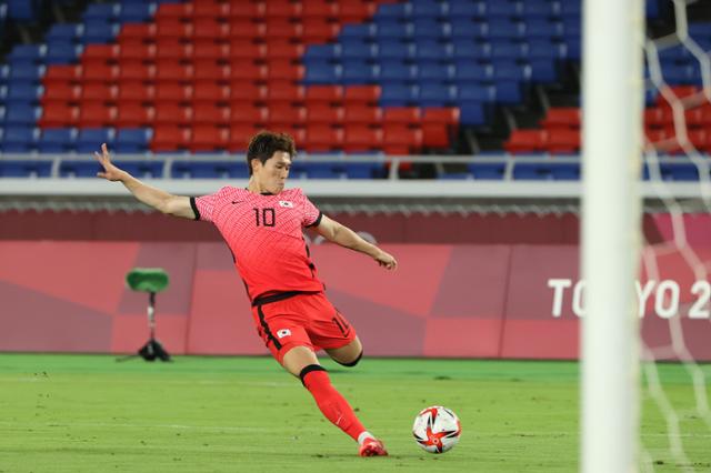 이동경이 지난달 31일 일본 요코하마에서 열린 2020 도쿄올림픽 남자축구 8강전 멕시코와의 경기에서 두번째 골을 터뜨리고 있다. 올림픽사진공동취재단