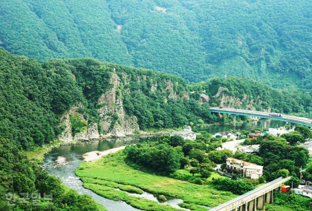 고모산성에서 보는 진남교반. 토끼비리는 강 왼편 산자락에 숨어 있다.