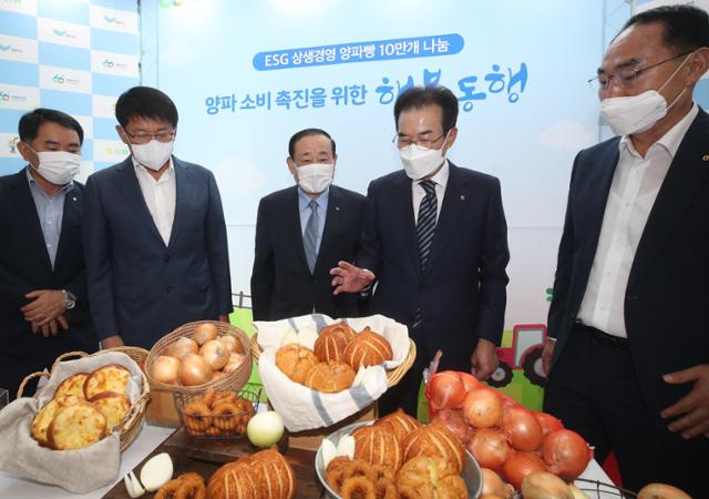 지난 11일 서울 중구 농협중앙회 본관에서 열린 '무안 양파빵' 나눔 활동 행사에서 이성희 농협중앙회장(왼쪽 네 번째)이 참석자들과 대화하고 있다. 농협중앙회 제공