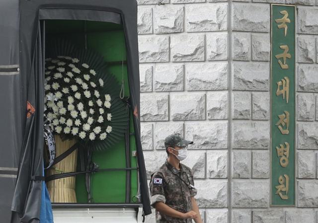 상관에게 성추행당한 사실을 신고하고 극단적 선택을 한 해군 여성 부사관 빈소가 마련된 대전 국군대전병원에 14일 근조화환을 운반하는 차량이 정문으로 진입하고 있다. 연합뉴스