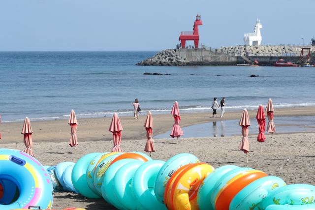 제주 지역 사회적 거리두기 4단계 격상을 하루 앞둔 17일 제주시 이호해수욕장이 휴가철임에도 불구하고 이용객이 뜸해져 한산한 모습을 보이고 있다. 거리두기 4단계 조치에 따라 제주 12개 지정해수욕장도 오는 29일까지 입욕이 금지된다. 뉴시스