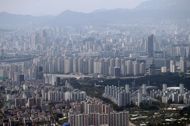 남한산성에서 바라본 서울 강남과 송파지역 모습. 연합뉴스