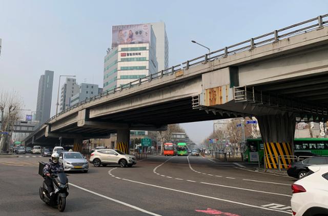 영등포로터리에서 바라본 수도길. 영등포 고가차도 아래로 보이는 길이 수도길이다. 김시덕 제공