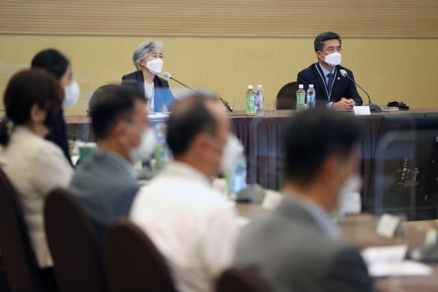 민관군 합동위원회 공동위원장인 서욱 국방부 장관(오른쪽)과 박은정 전(前) 국민권익위원회 위원장이 지난달 21일 서울 용산구 국방컨벤션에서 열린 민·관·군 합동위원회 제2차 정기회의에 참석하고 있다. 국방일보 제공