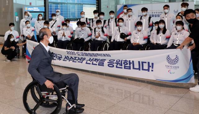 정진완 대한장애인체육회장이 18일 오전 인천국제공항 2터미널에서 2020도쿄패럴림픽 선수단에게 격려의 인사를 하고 있다. 2020 도쿄패럴림픽은 이달 24일 개막식을 시작으로 다음 달 5일까지 13일간 일본 도쿄에서 펼쳐진다. 한국 대표팀은 이번 패럴림픽에서 종합 20위에 도전한다. 금메달 4개, 은메달 9개, 동메달 21개 등 총 34개의 메달을 획득이 목표이다. 뉴스1