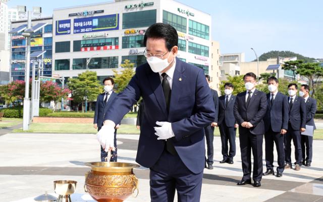 18일 김영록 전남지사와 도청 실국장들은 무안군 남악신도시 중앙공원에 위치한 김대중 동상에서 참배했다. 전남도 제공