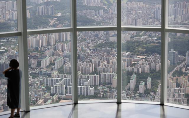 서울 송파구 롯데월드타워 전망대 서울스카이에서 바라본 서울 아파트 단지 모습. 연합뉴스