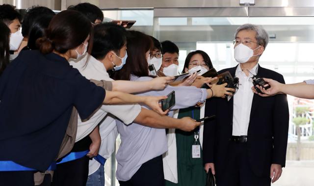 고승범 금융위원회 위원장 후보자가 6일 서울 중구 예금보험공사에 마련된 임시 사무실로 인사청문회 준비를 위해 출근하며 취재진의 질문을 받고 있다. 뉴스1