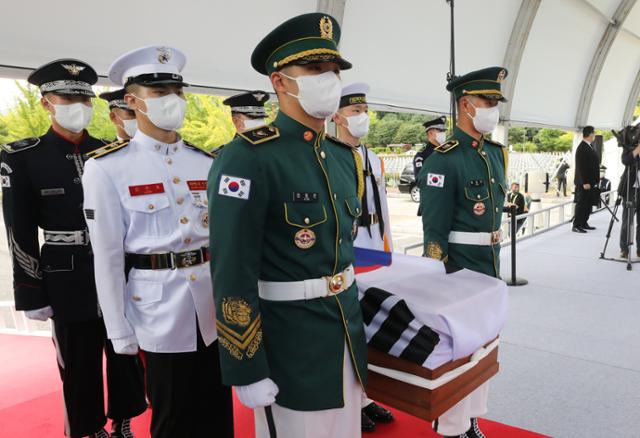 18일 오전 국립대전현충원에서 열린 홍범도 장군 유해 안장식에 문재인 대통령과 김정숙 여사가 참석한 가운데 의장대가 홍범도 장군의 영정과 유해를 들고 입장하고 있다. 대전=왕태석 선임기자