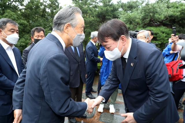 국민의힘 대선 예비후보인 윤석열 전 검찰총장이 김대중 전 대통령 서거 12주기인 18일 오전 서울 동작구 국립서울현충원에서 김 전 대통령의 묘역을 참배한 뒤 권노갑 김대중기념사업회 이사장과 인사하고 있다. 국회사진기자단