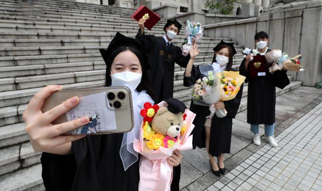 2020학년도 후기 학위수여식이 열린 18일 오전 서울 동대문구 경희대학교에서 졸업생들이 거리두기를 하며 기념촬영을 하고 있다. 뉴시스