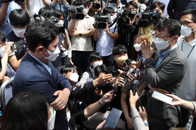 18일 서울경찰청 7·3 불법시위 수사본부 관계자(오른쪽)가 서울 중구 정동 민주노총에서 양경수 위원장에 대한 영장집행을 시도하며 이를 막아서는 민주노총 관계자와 대화하고 있다. 연합뉴스