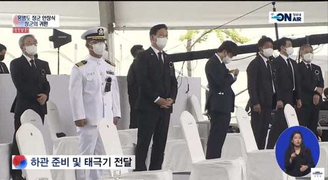 이준석의 '손톱 만지기' 딴짓... "생각 짧아" "어리다고 문제 삼나" - Vimarsana News