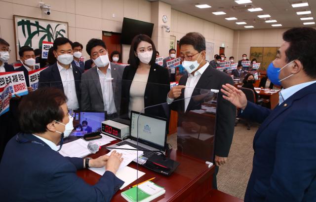 국민의힘 이달곤 간사(오른쪽)와 의원들이 19일 서울 여의도 국회 문화체육관광위원회에서 언론중재법 개정안 의결을 앞둔 전체회의에서 도종환 위원장의 회의 진행를 막고 있다. 연합뉴스