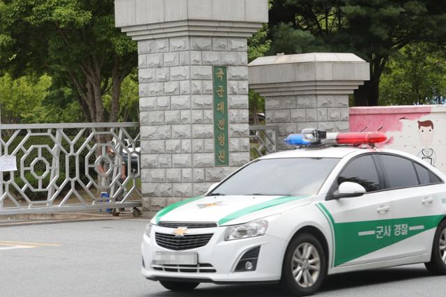 13일 성추행 피해 해군 부사관 사망사건의 피해자 빈소가 마련된 대전 국군대전병원 앞 도로를 군사경찰 차량이 지나가고 있다. 사진은 기사 내용과 관련 없음. 대전=연합뉴스