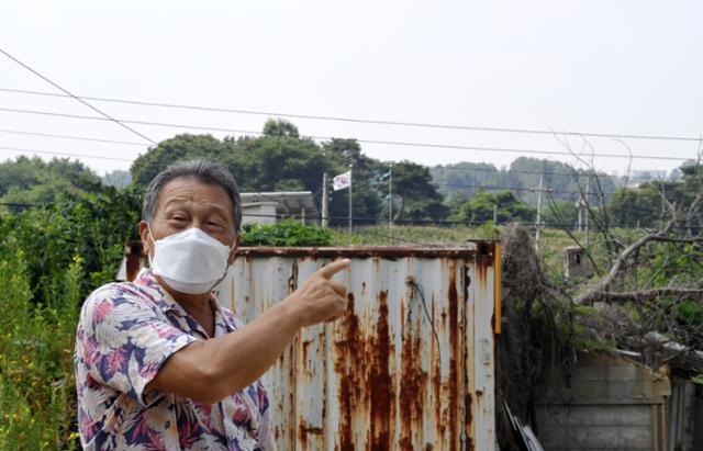 지난달 29일 충북 청주 북이면 장양1리에서 백혈병으로 아내를 잃은 이병현씨가 주민이 떠난 마을의 현황에 대해 설명하고 있다. 청주=홍인기 기자