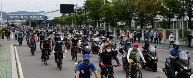 지난달 8일 오후 현대자동차 울산공장 정문에서 근로자들이 퇴근을 하고 있다. 뉴스1