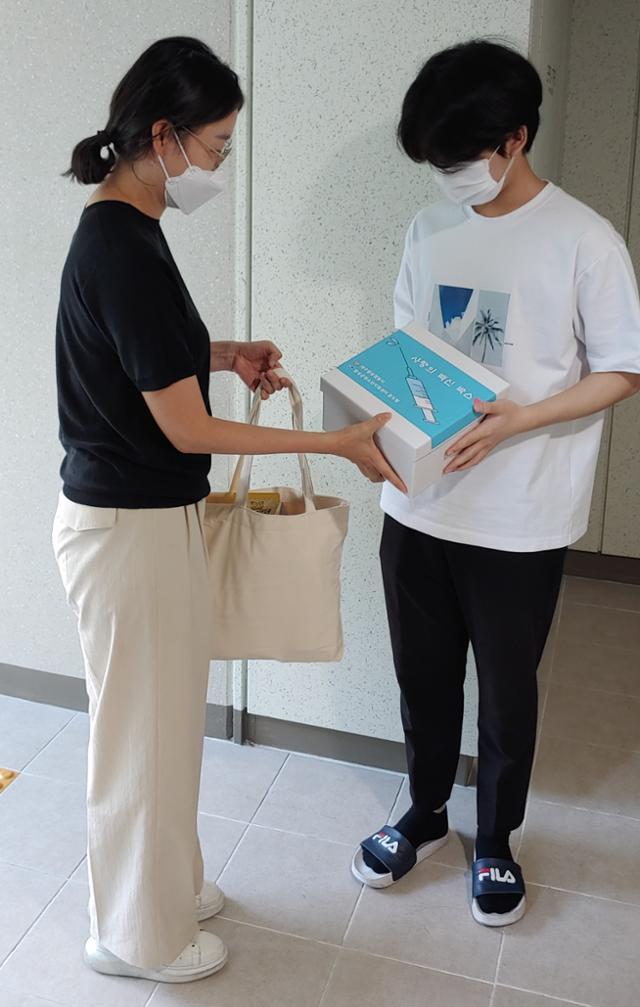 달성경찰서 학교전담경찰관이 학교밖 청소년의 가정을 찾아 '사랑의 백신'을 전달하고 있다. 달성경찰서 제공.