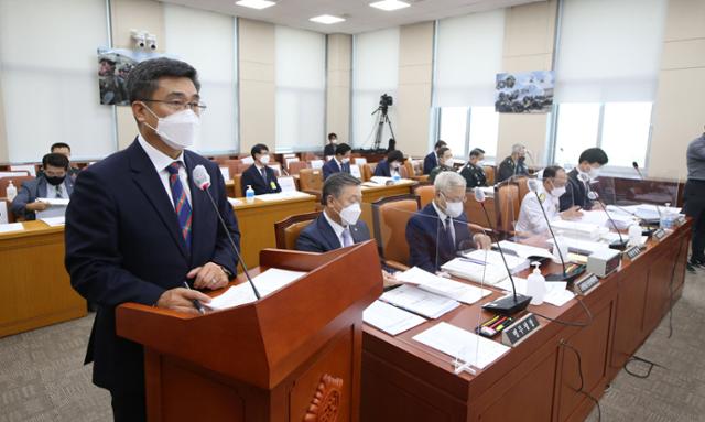 서욱 국방부 장관이 20일 국회에서 열린 국방위원회 전체회의에 출석해 업무보고를 하고 있다. 뉴스1