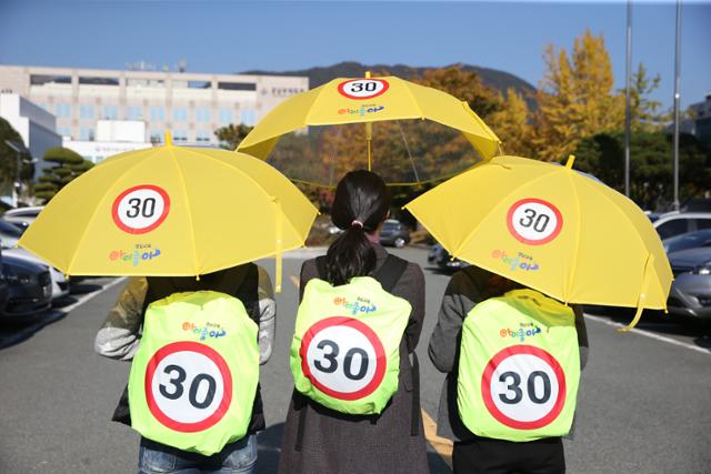 경남교육청이 학생 안전을 위해 개발, 보급한 가방안전덮개와 안심우산. 경남교육청 제공