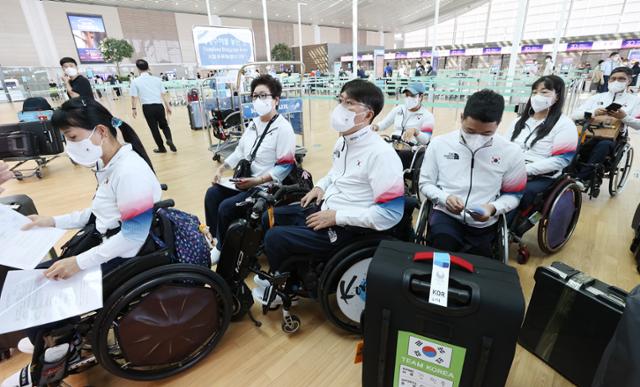 20일 오전 인천국제공항 2터미널에서 2020 도쿄 패럴림픽에 출전하는 양궁 대표선수들이 출국 수속을 밟고 있다. 2020 도쿄 패럴림픽은 이달 24일 개막식을 시작으로 다음 달 5일까지 13일간 일본 도쿄에서 펼쳐진다. 한국 대표팀은 이번 패럴림픽에서 종합 20위에 도전한다. 금메달 4개, 은메달 9개, 동메달 21개 등 총 34개의 메달을 획득하는 게 목표다. 연합뉴스