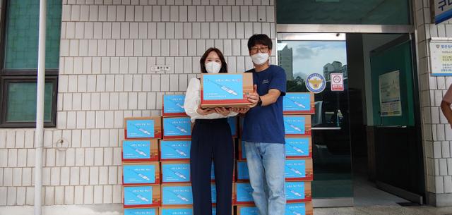 달성경찰서 여성청소년계 학교전담경찰관이 학교밖 청소년들에게 전달할 '사랑의 백신'상자를 들어보이고 있다. 달성경찰서 제공.