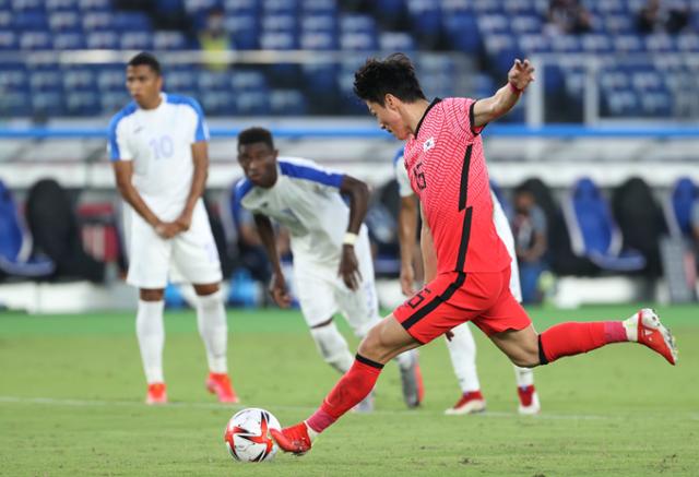 황의조가 7월 28일 요코하마 국제경기장에서 열린 2020 도쿄올림픽 남자축구 B조 3차전 온두라스와의 경기에서 해트트릭 골에 성공하고 있다. 연합뉴스