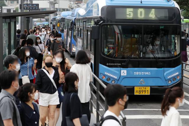 지난달 8일 오전 서울 중구 서울역 버스환승센터에서 출근길 시민들이 버스에서 하차해 걸음을 옮기고 있다. 뉴스1