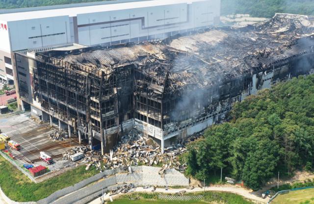 지난 6월 17일 오전 화재가 발생한 경기 이천시 마장면 쿠팡 덕평물류센터. 같은 달 20일 화재로 건물이 검게 그을려 있다. 뉴시스