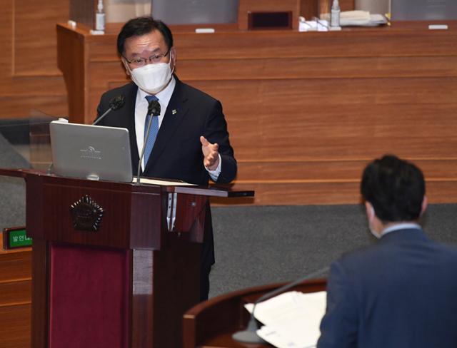 김부겸 국무총리가 6월 국회에서 열린 제 388회(임시회) 정치.외교.안보.통일 분야 대정부 질문에서 김부겸 국무총리가 답변하고 있다. 대근 기자