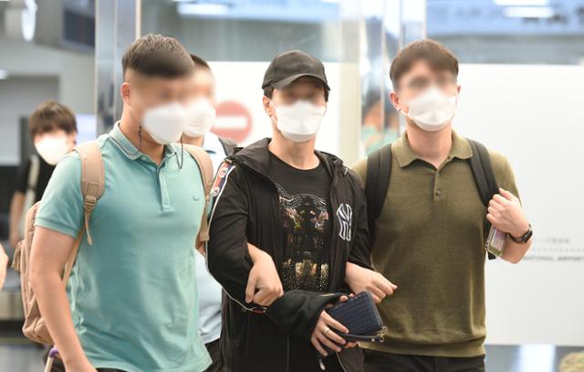 제주 대표 장기미제 사건인 제주 변호사 살인사건의 유력 용의자 김모씨(55)가 지난 18일 오후 제주국제공항을 통해 송환되고 있다. 뉴스1