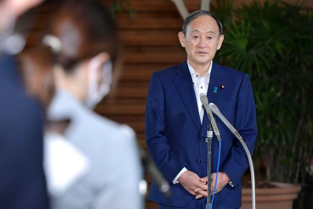 스가 요시히데 일본 총리가 23일 도쿄에서 기자들의 질문에 답하고 있다. 올해 말 총선을 앞둔 집권 자민당은 안방인 요코하마 시장 선거에서 제1야당에 참패했고, 스가 총리는 정치적 위기를 맞고 있다. 도쿄=AP 뉴시스