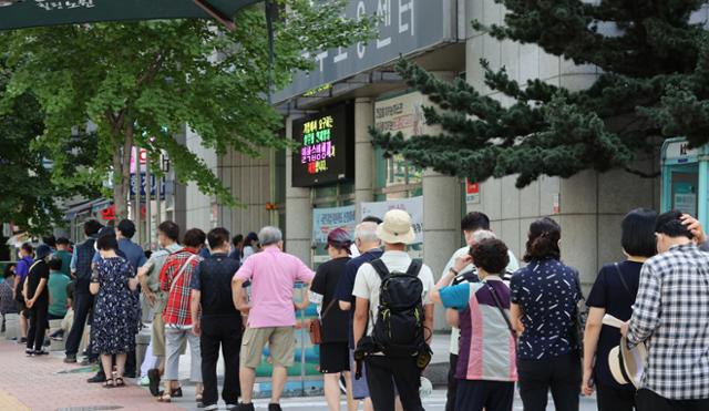 9일 서울 노원구 서울북부고용센터 앞에서 시민들이 실업급여 신청을 위해 대기하고 있다. 고용노동부가 이날 발표한 7월 노동시장 동향에 따르면 실업자의 구직활동 지원을 위해 고용보험기금으로 지급하는 구직급여의 지난달 지급액은 1조393억 원으로 집계됐다. 구직급여 지급액은 올해 2월부터 6개월 연속으로 1조 원을 넘었다. 연합뉴스