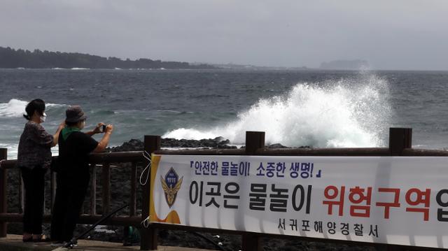 제12호 태풍 오마이스(OMAIS)가 북상 중인 23일 오전 제주 서귀포시 예래동 앞바다에 파도가 점점 거세지고 있다.뉴스1