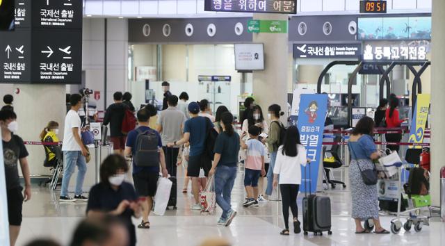 제12호 태풍 '오마이스'가 한반도를 향해 북상하는 23일 오전 제주국제공항 출발층이 서둘러 제주를 떠나 고향으로 돌아가려는 승객들로 붐비고 있다. 연합뉴스