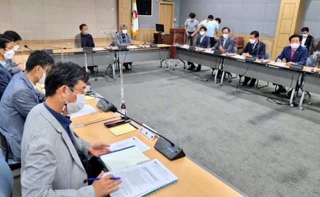 23일 경남도청 서부청사 중강당에서 열린 '지리산 덕산댐 건설 추진 규탄 경남도의회 의원 및 관계자 간담회' 모습. 연합뉴스