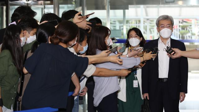 금융위원장으로 내정된 고승범 한국은행 금융통화위원이 6일 오전 인사청문회 준비 사무실이 마련된 서울 예금보험공사로 출근하고 있다. 연합뉴스