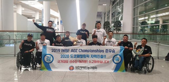 휠체어농구 대표팀이 지난 2019년 12월 IWBF(국제휠체어농구연맹) 아시아·오세아니아 챔피언십에서 준우승하며 도쿄행 티켓을 따낸 뒤 자축하고 있다. 맨 오른쪽이 고 한사현 감독. 뒷줄 가운데 검은 옷을 입은 선수가 대표팀 주장 조승현. 대한장애인체육회 제공.