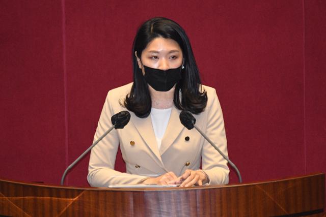 신현영 더불어민주당 의원이 국회 본회의에서 발언하고 있다. 한국일보 자료사진