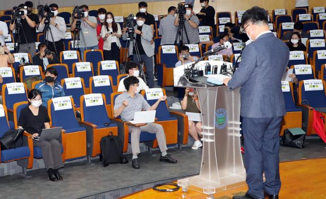 부산 금정구 부산대 대학본부 대회의실에서 박홍원 교육부총장이 조국 전 장관 딸의 2015학년도 의학전문대학원 입시 의혹에 대한 최종 결론을 발표하고 있다. 뉴시스