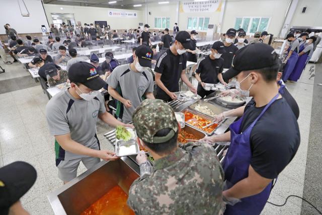 육군 한 사단의 대대원들이 지난 6월 배식을 받고 있다. 국방일보 제공. 연합뉴스