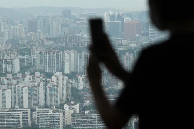 지난 22일 서울 영등포구 63스퀘어에서 바라본 서울 시내 아파트 단지. 연합뉴스