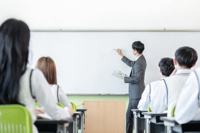 정부는 게임에 대한 이해를 높이고 가정과 학교가 청소년 게임 이용을 지도하는 데 도움 되는 교육 콘텐츠를 제공할 예정이다. 게티이미지뱅크