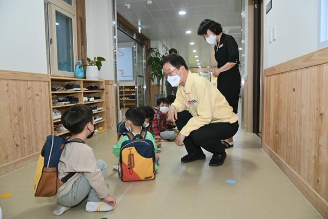 임종식 경북교육감이 24일 예천군 호명면 라이온유치원을 방문해 방역상황 점검 및 현장민원을 청취했다.