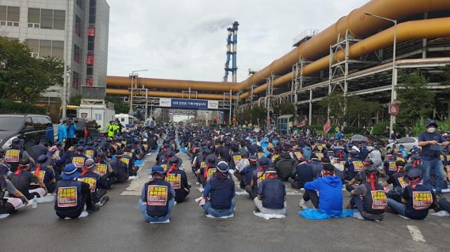 25일 충남 당진시 현대제철 당진공장 협력사 비정규직지회 조합원 1,400여 명이 ‘본사 직고용’을 요구하는 사내 집회를 벌이고 있다. 독자 제공